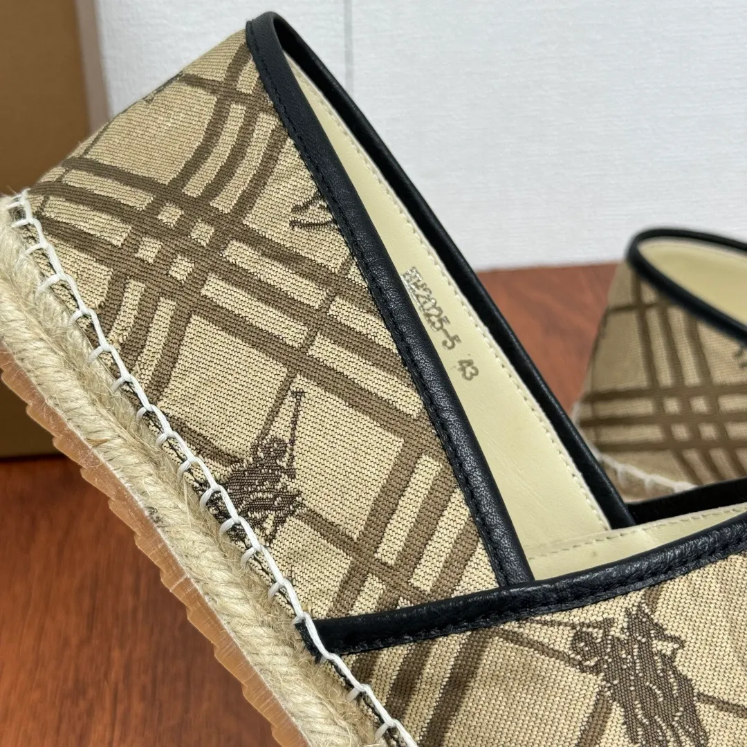 Batch 600 Burberry/Burberry new summer men's embroidered straw fisherman shoes, cool slip-on straw shoes! Encounter British fashion with Burberry espadrilles, a perfect blend of classic and fashionable. The unique printing on the upper is a manifestation of the brand's style. Every color and every pattern tells the story of England. Straw soles bring a natural texture, comfortable and chic. Whether you are strolling in the city streets or heading to the beach for vacation, it can add elegance and charm to you, easily become the center of attention, and start your own fashion journey. Classic knitted canvas upper, with thin calfskin lining suitable for summer, straw lining, genuine leather patch at the bottom of the heel, hemming technology, and Mark stitching details! Anti-slip rubber bottom layer, integrated injection molding of large LOGO letters and badges, multiple colors and styles to choose from, complete package! Size: 39-40-41-42-43-44 Normal size Item number: 2025-5 War Horse Brown